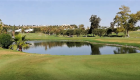 le parcours de golf couvre plus de 130 hectares, dont des lacs artificiels, des jardins parfaitement entretenus et des grands bunkers.  