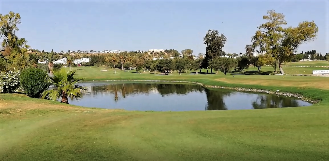 le parcours de golf couvre plus de 130 hectares, dont des lacs artificiels, des jardins parfaitement entretenus et des grands bunkers.  